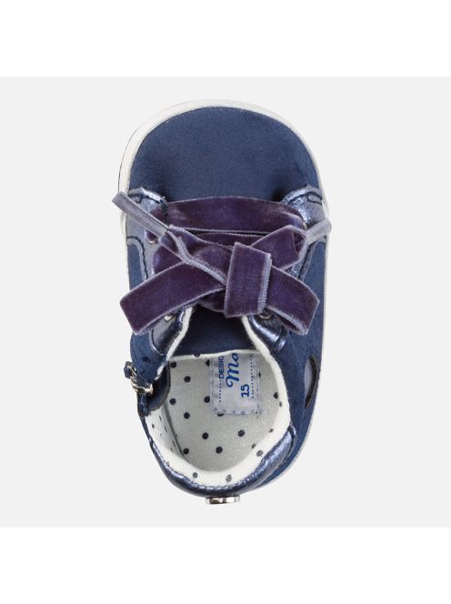 Mayoral csillogós kék kiscipő.