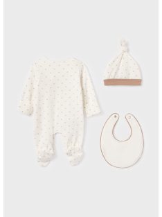 Mayoral rugdalózó sapkával és nyálkendővel