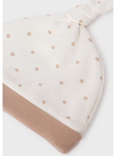 Mayoral rugdalózó sapkával és nyálkendővel