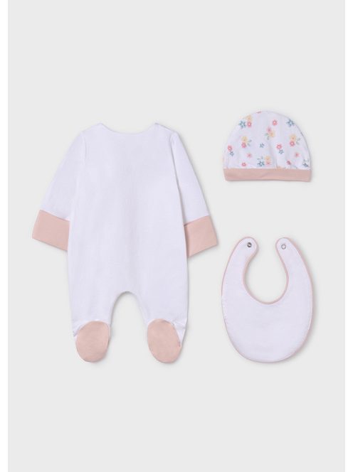 Nyuszis rugdalózó sapkával, nyálkendővel