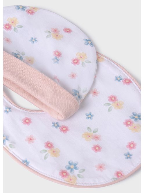 Nyuszis rugdalózó sapkával, nyálkendővel